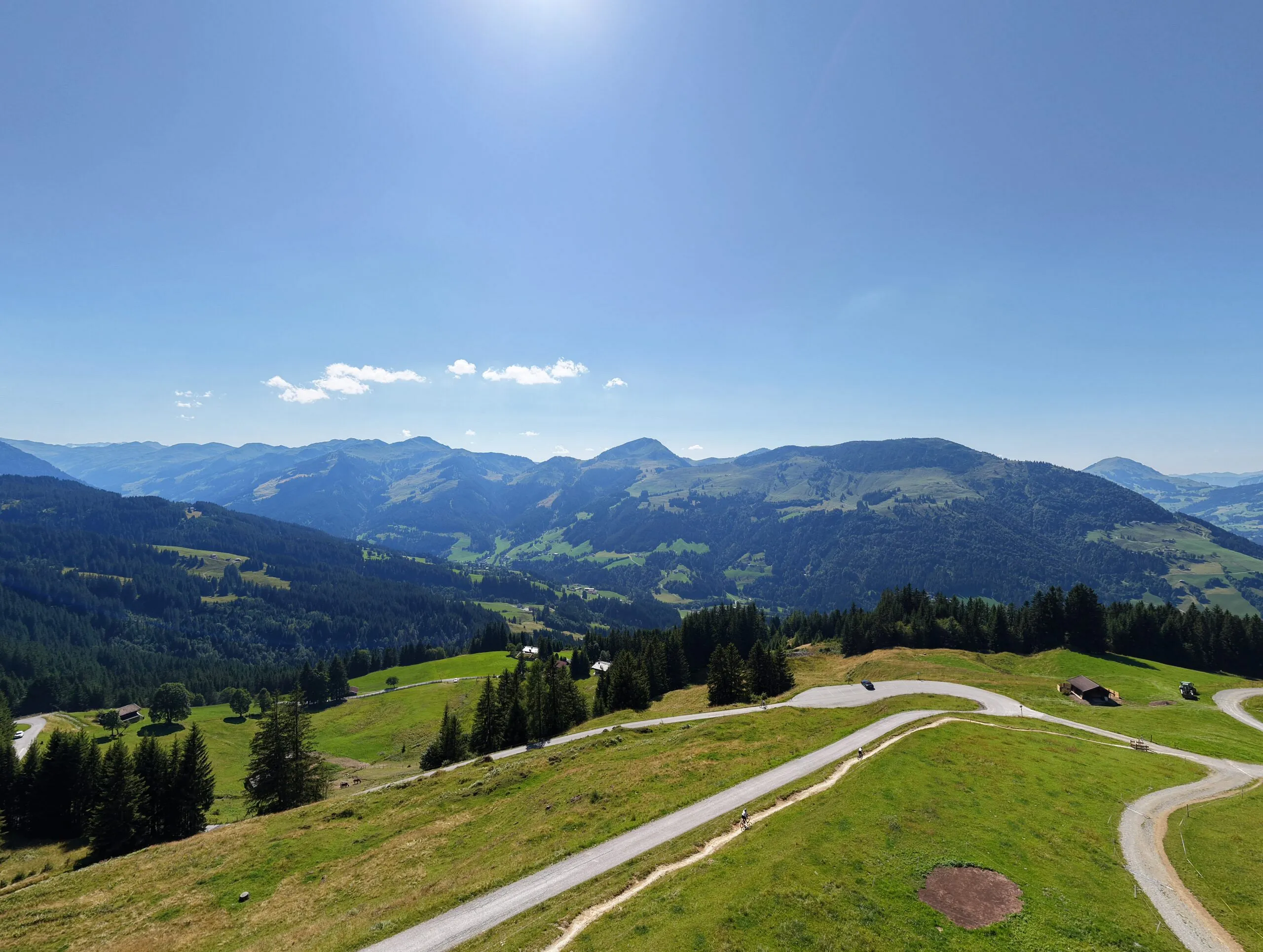 Weite Almwiese auf 1.470 Metern mit Blick über die Kitzbüheler Alpen, Wege und Bergwald rund um die OchsAlm